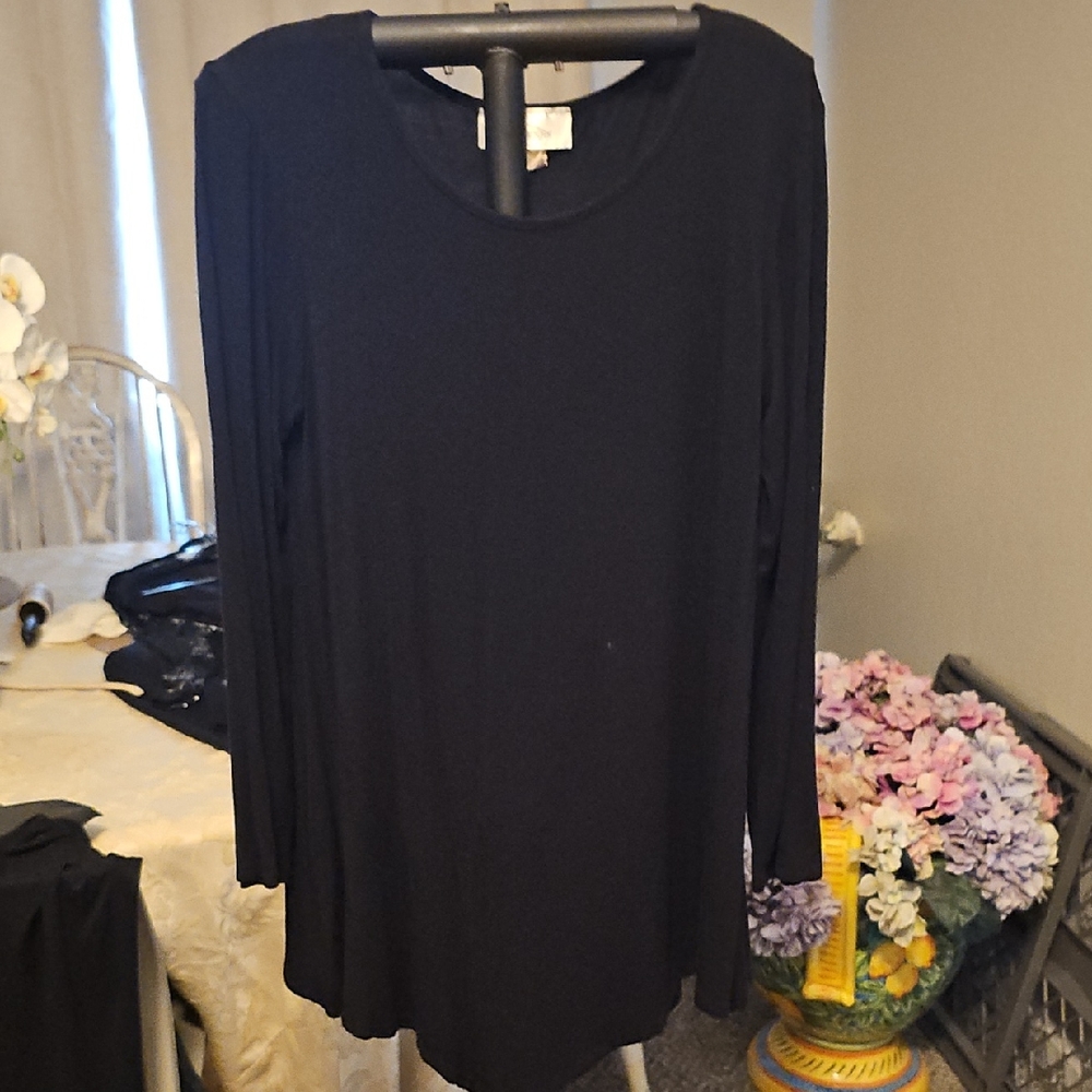 The Hanger Elegant Black Long Sleeve Tee